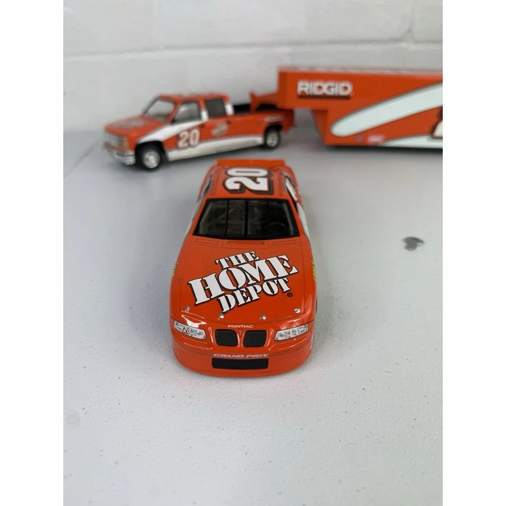 Action Brookfield Collectors Guild 1:24 Tony Stewart Crew Cab, Enclosed Trailer